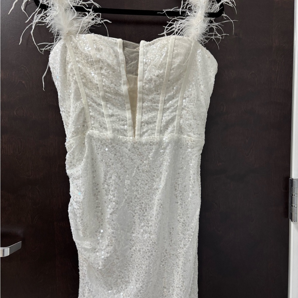 White Sleeveless Sweetheart Sheath Dress